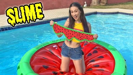 MeisjeDjamila – Watermeloen Slijm Proberen Te Maken Op Watermeloen Floatie! – SIime Sunday